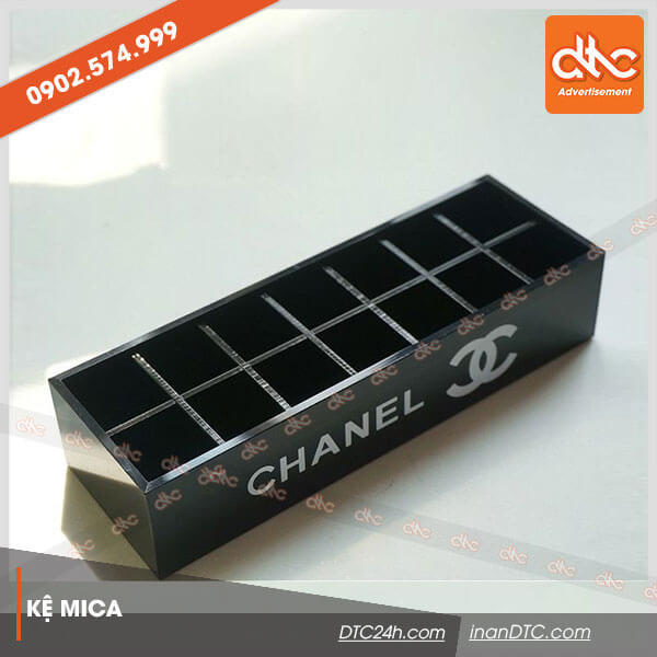Kệ mica trưng bày quảng cáo mỹ phẩm Chanel